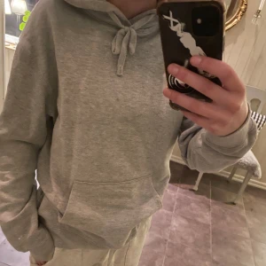 Grå hoodie  - Grå hoodie, knappt använd! Mycket fint skick, inga knottror.
