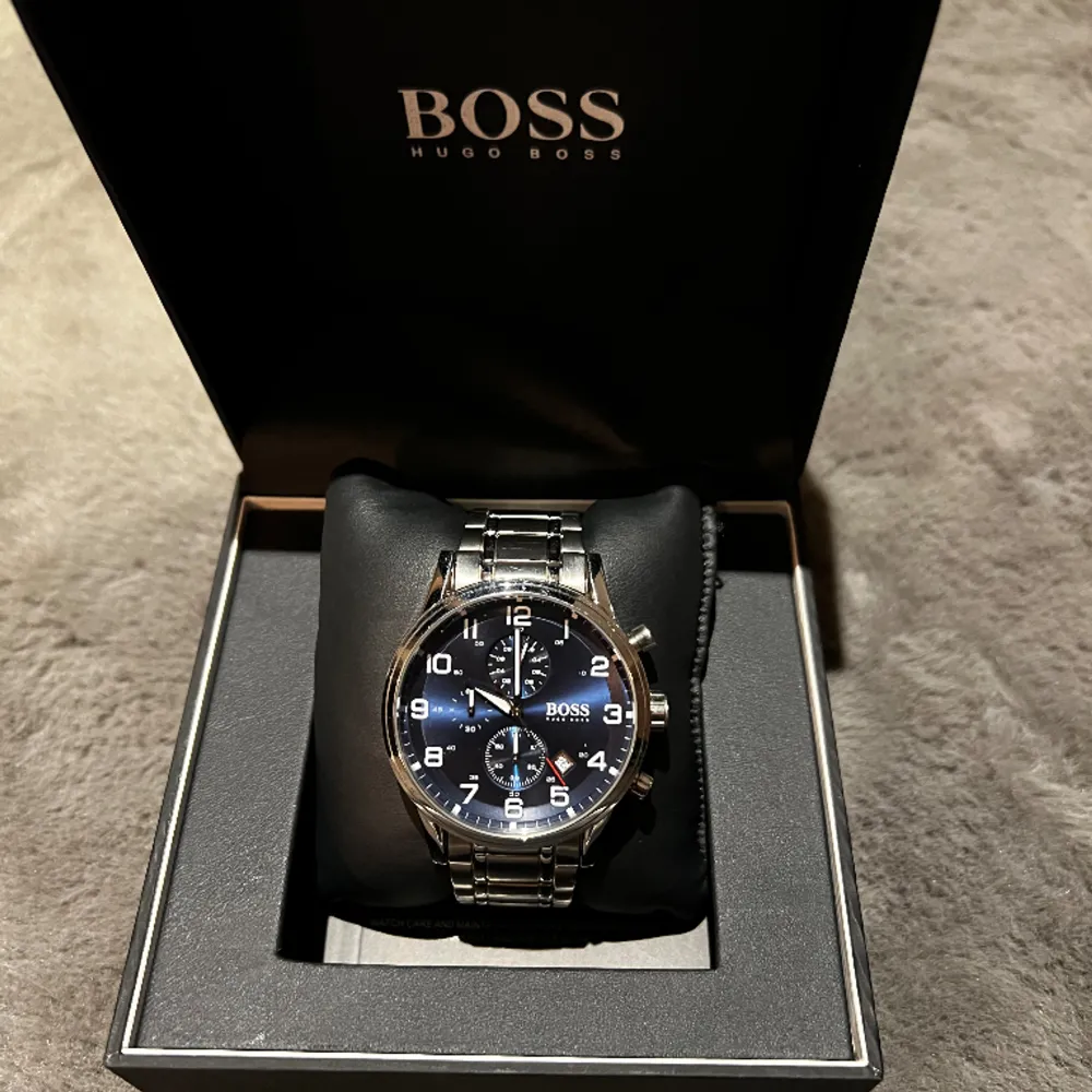 Säljer nu min Hugo Boss klocka då jag inte använder den längre. Klockan är i nyskick. Köpte klockan helt ny och har nästan aldrig använt den. Hör av er om ni har någon fråga!. Accessoarer.