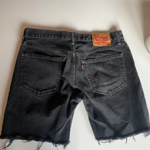 Svarta Levis shorts  - Säljer dessa Levis shorts på grund av att dom intr passar mig. Köpta för 400, säljer för 250. Se på bild vilken storlek. Köparen står för fraktkostnaden :)
