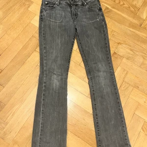 Gul och Blå Jeans storlek S - Välanvända men i gott skick. Låga i midjan och smått utsvängda ben. 