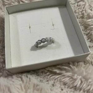 Ring - Säljer denna fina ring som är i nyskick. Säljer den då den inte kommer till användning. 50kr + frakt.