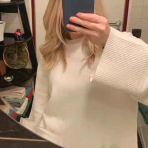 Stickad tröja - Stickad tröja från bikbok i storleken Xs💕