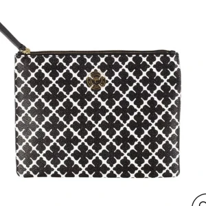 Clutch ifrån Marlene Birger  - Säljer denna clutch från Marlene Birger som aldrig är andvänd och är i bra skick!  Skriv iallafall du har några frågor Nypris:600