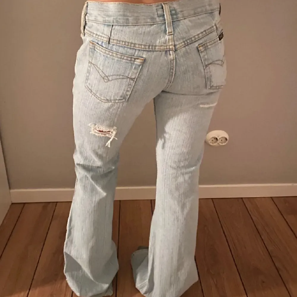 säljer dessa sjukt snygga jeans som jag köpt här på plick!! dem är helt i nyskick och skit snygga! frm passar någon mellan 165-175 skulle jag säga långdmässigt! midjemåttet är 39 ish❤️. Jeans & Byxor.