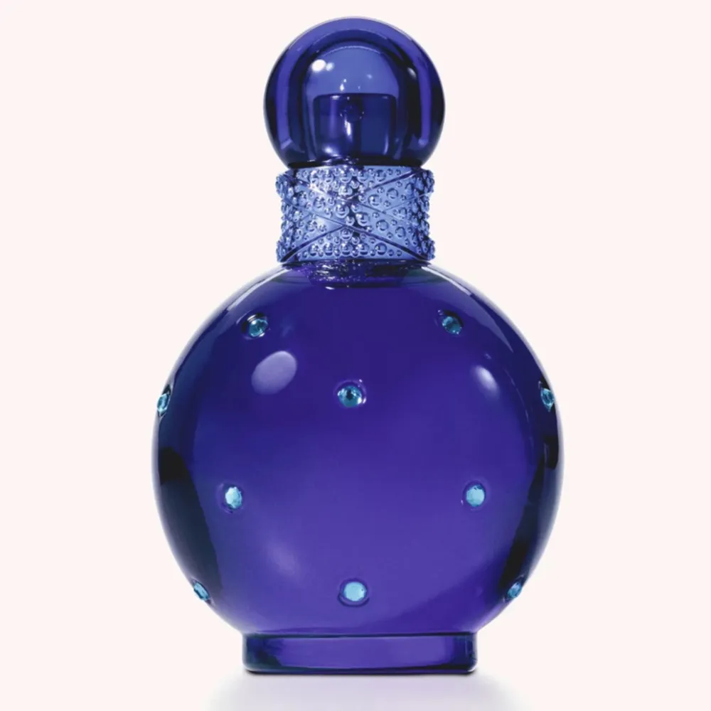 Säljer en härlig sommar parfym från Britney Spears (Midnight Fantasy) i 50 ml, oanvänd. Mitt pris: 99kr!💗. Accessoarer.