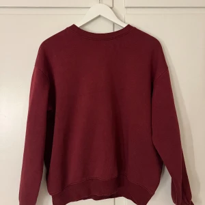 Sweatshirt  - Vinröd sweatshirt i bra skick! Jag skulle uppskatta storleken som en S. Vet inte exakt då lappen är bortklippt men tröjan har en fin passform och sitter nog bäst om man har storlek S💞