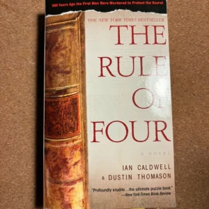 bok the rule of four skriven av ian caldwell och dustin thomason - bra skick!   boken är på engelska !!    för fler bilder eller frågor skicka ett meddelande :)