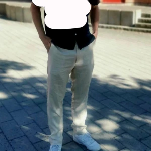 herr linnebyxor - Linnebyxor herr från Volt, these glory days som min bror bara användt 1 gång så de är så gott som nya🩷 Det finns inga defekter och de är i storlek 50. Nypriset ligger på 1000, pris kan diskuteras! 