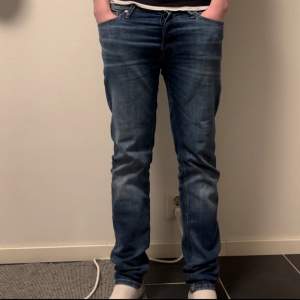 Säljer mina Jack & Jones jeans i storleken 29/32 för 375kr!