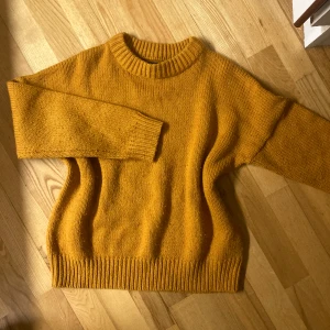 Orange stickad tröja Xs - Orange stickad tröja storlek Xs :) pris 55kr