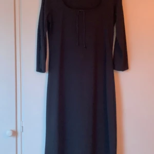 Svart enkel klänning - Svart enkel klänning strl S från HM