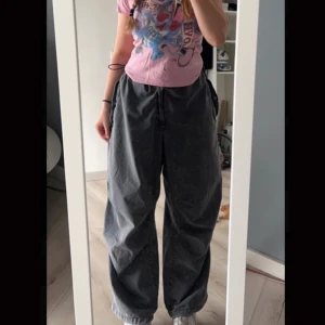 Parachute pants. - Aaaaasss snygga fallskärmlika byxor. Baggy passform. Från Urban outfitters. Helt nya med prislapp kvar!  Köpt för 800💕💕