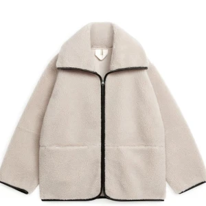 Arket Teddy jacka - Säljer den skit snygga jacka då jag har en liknande som passar bättre i storleken! Perfekt nu till vår och går med alla outfits 