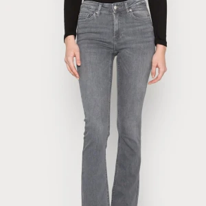 Gråa bootcut Jeans(ONLY) - Hej :)))) Jag säljer mina gråa Only Jeans jag köpte Januari i år. (Från Zalando och kostade 519kr)jag säljer de pga att jag vill köpa svarta bootcut. De har inga skador och ser fortfarande fantastiska ut