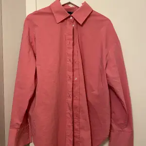 Rosa skjorta i storlek 38. Mer rosa irl