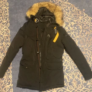 Vinter jacka  - Säljer den här jackan nästan som ny. Hade den bara 1 gång sen upptäckte jag att den var för små
