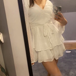 Fin vit klänning  - Vit klänning mens byxkjol. 