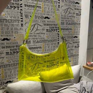 Genomskinligt handväska  - Genomskinligt handväska i neon grön från Shein . Den har tyvärr inga fickor och dragkedjan är lite jobbig.