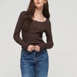 Vintage Spets topp från Superdry - Köpt i höstas, säljer för den är för stor. Är i samma skick som köpt. Nypris 400 kr