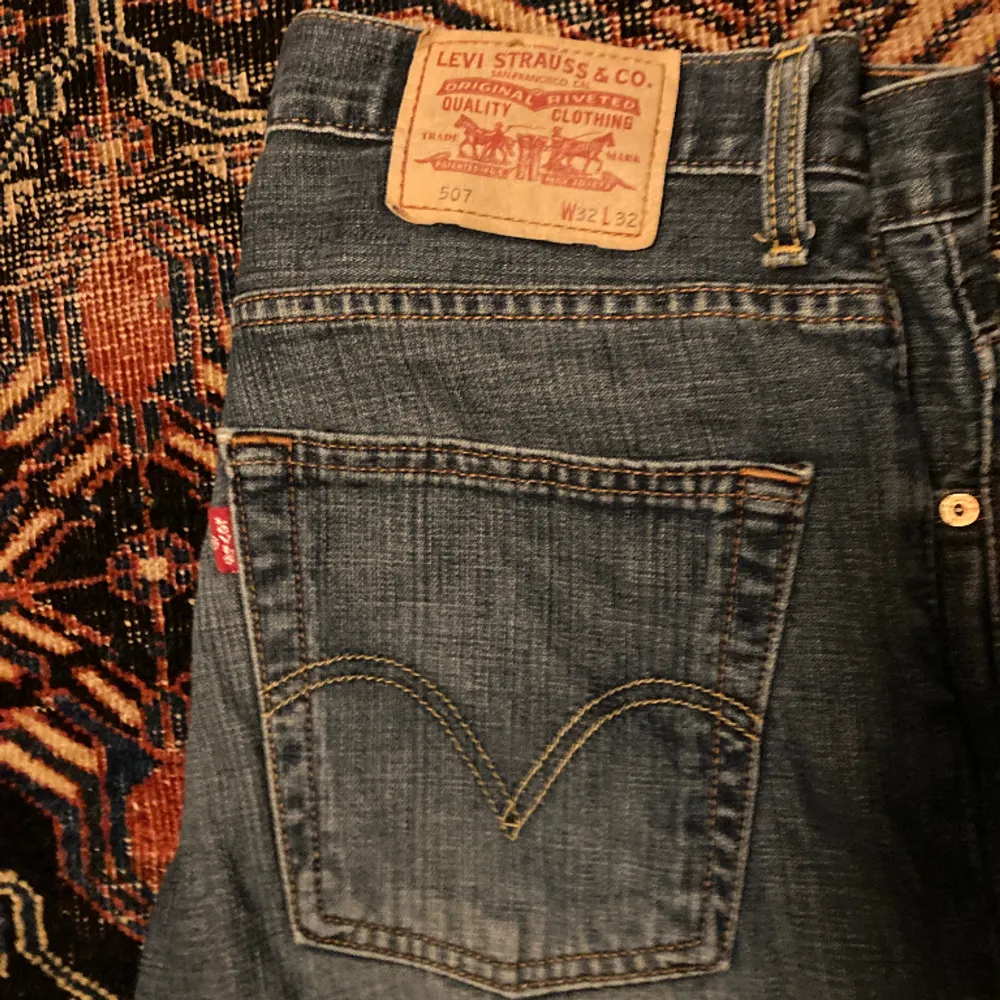 Vintage Levi’s jeans med light bootcut modellen 507. Vid benöppning som går snyggt över skorna. Skriv för frågor mm. Jeans & Byxor.