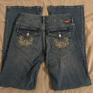 Snygga jeans köpta på hm och är slutsålda. Har aldrig använt dom då de är för stora.