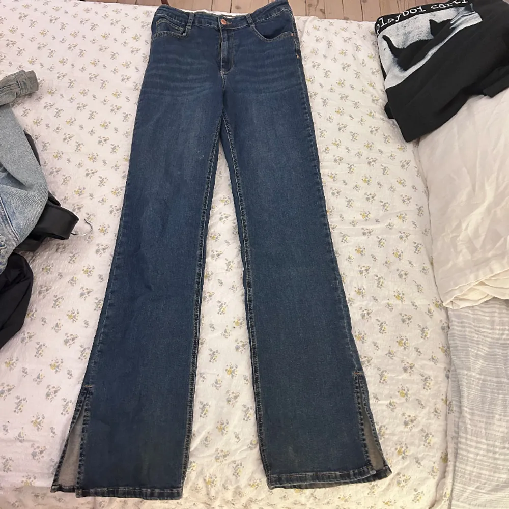 Mörkblå jeans från Gina, använda 1 gång. Super stretchiga och långa i benen. . Jeans & Byxor.