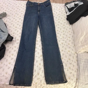 Jeans med slits - Mörkblå jeans från Gina, använda 1 gång. Super stretchiga och långa i benen. 