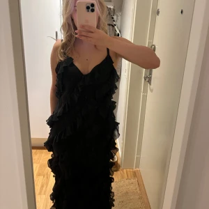 Klänning - Säljer denna klänningen ifrån nakd som endast kommit till användning en gång, så i väldigt bra skick❤️‍🔥