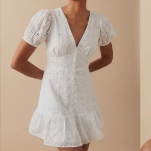 Student klänning - Säljer denna populära klänning i strl Xs, perfekt nu till studenten. Helt slutsåld på hemsidan och även oanvänd, endast testad så prislappen kvar. 650 kr pris kan diskuteras💓