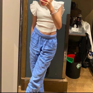 H&M linnebyxor i blå 💙 - Bra skick. Nästan aldrig använda och köpt för en sommar sen. 