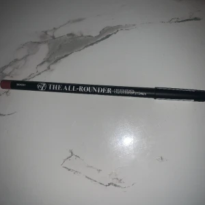 w7 helt ny lipliner  - säljer denna lipliner från normal, helt ny endast testad på handen❤️ i färgen ”moody” 