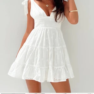 Studentklänning - Säljer nu en sååå fin klänning som tyvärr är alldeles för liten för mig. Endast provad en gång och lappen sitter kvar. Klänningen är ifrån Princess polly och är i storlek US 6. Nypris ca 695 kr, mitt pris 500+frakt. 