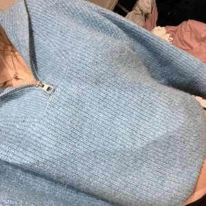 Zara stickad tröja - Stickad blå tröja från zara med dragkedja, superfint skick inte använd så många gånger, storlek 13-14, 164cm