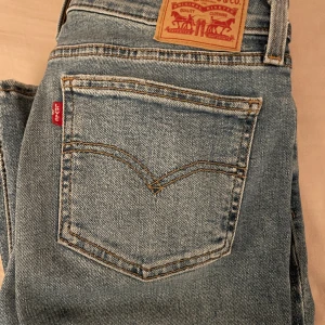 Levi’s low waist bootcut  - Lågmidjade levi’s bootcut jeans. Det är midjemått 29 men jag som vanligtvis har S i jeans kan ha dom, dock är dom lite lösa i midjan men sitter snyggt på benen. Dom är långa (34 i längd) som framhäver benen snyggt. I princip helt oanvända.