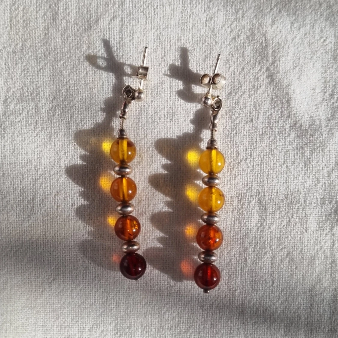 Örhängen bärnstensliknande