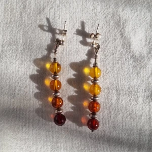 Örhängen bärnstensliknande - Örhängen i bärnstensimitation. Jättefin färg, särskilt i solen!✨️ Kontakta för mer info/bilder. Kolla gärna mina andra annonser🥰