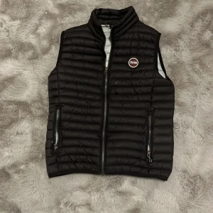 Colmar väst - Säljer nu en colmar väst i väldigt bra skick som är använt få gånger. Hör av er vid frågor. Storlek 152-158.