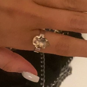 Caroline Swedbom Ring - Säljer denna ring från Caroline Swedbom Färgen på stenen ser mer beige ut på bild, men den är ganska ljus rosa egentligen Nypris 595 Stenen är ytters lite lös, men inte så att den trillar av direkt