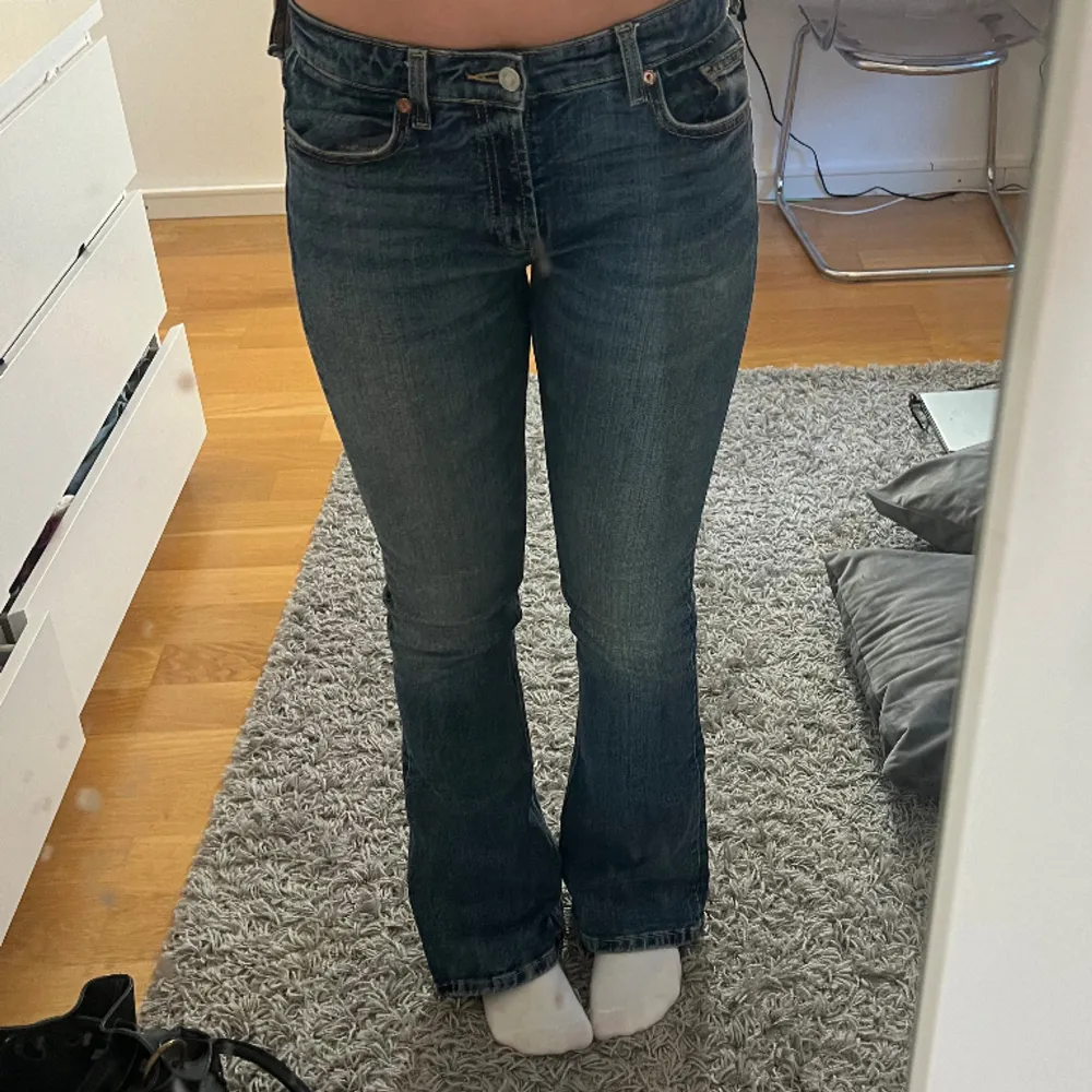Säljer mina supersnygga zara jeans! De två ugglorna på sidan av jeansen har lossnat på ena sidan, men går enkelt att laga!💞💞💞💞🥰🥰. Jeans & Byxor.