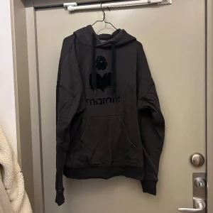 Isabel marant  - Hoodie från isabel marant som endast legat i garderoben det senaste, därav lite skrynklig på bilderna. Hoodien har en liten fläck på baksidan, därav priset