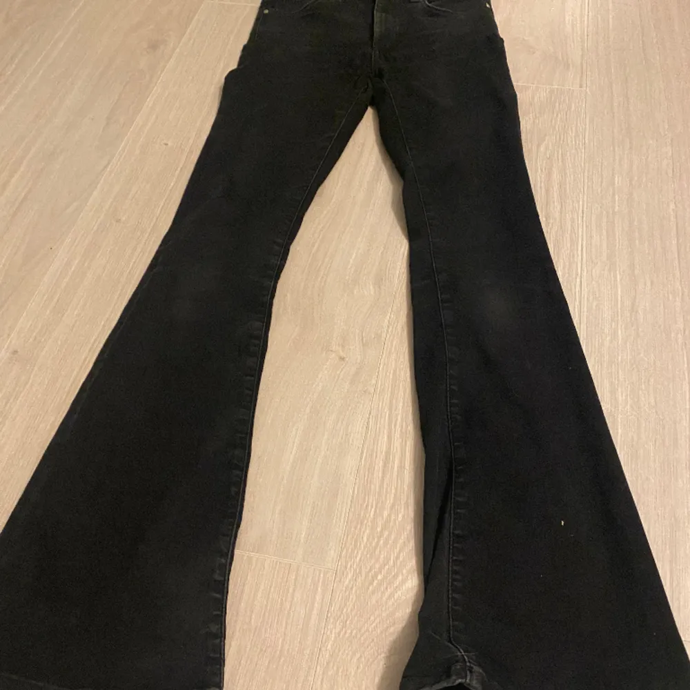 Jättefina svarta jeans!  Ganska små i storleken så skulle säga att de passar en som bär xs också, det står s på jeansen!💗 kan sälja dem för 200 vid snabb affär!❤️. Jeans & Byxor.