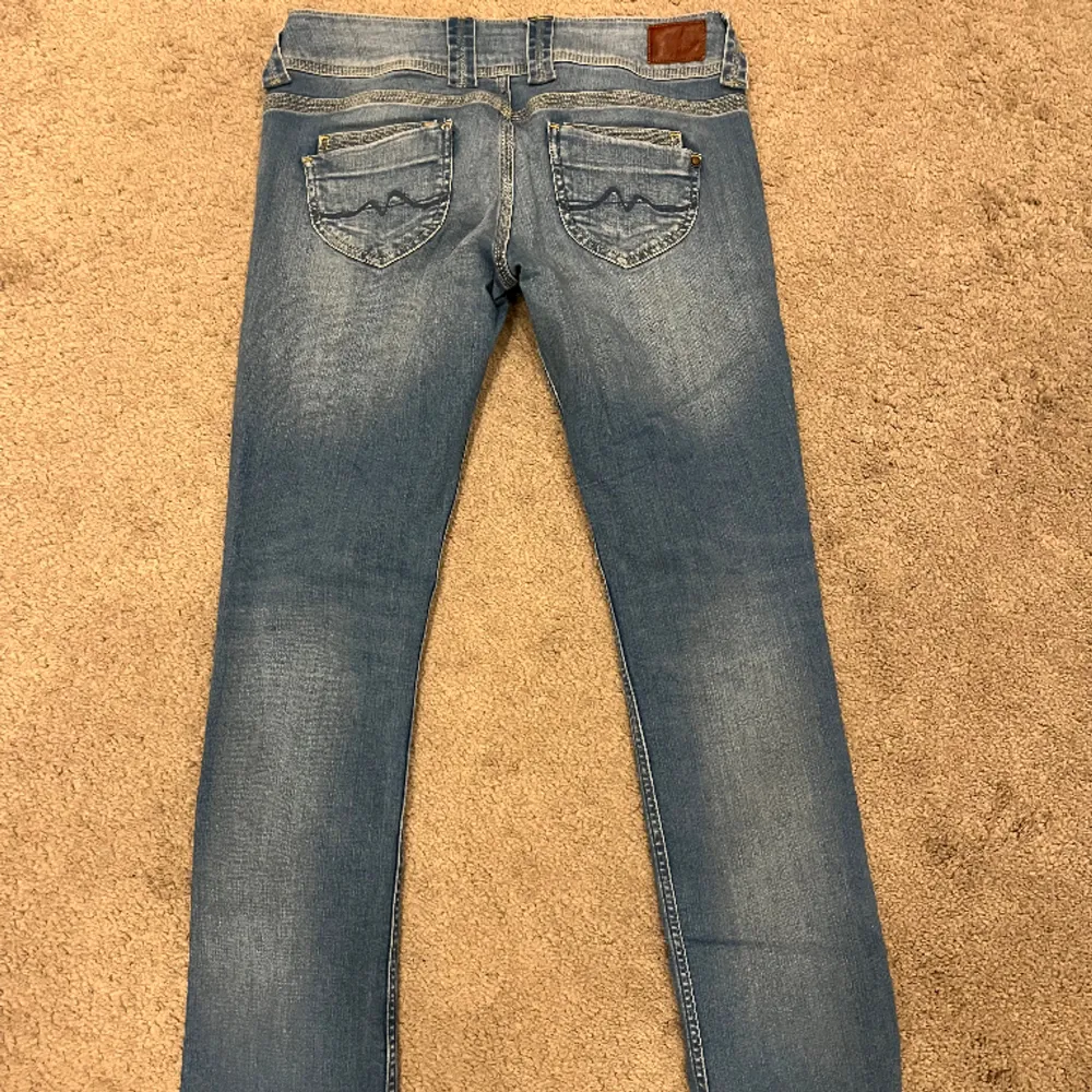 Säljer ett par pepe jeans i mycket fint skick då dom inte används! Storlek 29/32 men små i storleken är själv 160 och vanligtvis 27/32! Modellen är Venus. Hör gärna av dog vid frågor🤩. Jeans & Byxor.