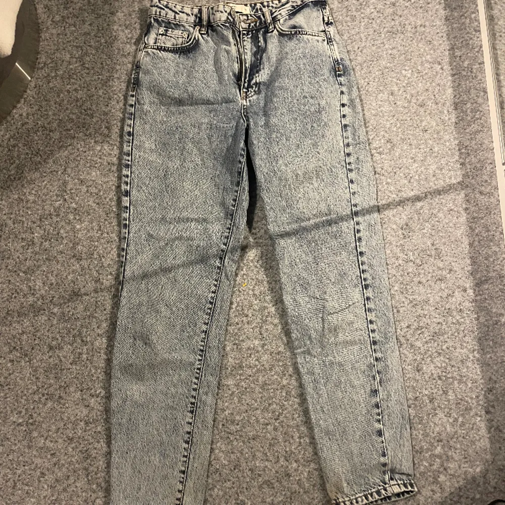 Säljer dessa blåa jeans pågrund av att de inte sitter så bra på mig. Köpt på Gina för 599 säljer för 150💗. Jeans & Byxor.