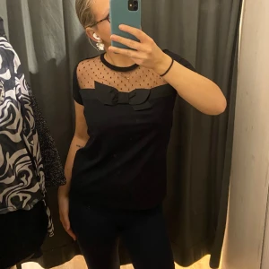 Svart topp - Svart supersöt topp, köpt second hand men superfint skick!! Märket som står i är red Valentino vet ej äktheten