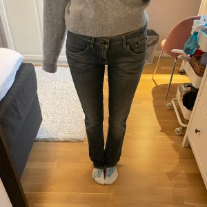 Jeans - Säljer då de aldrig kommer till användning, inga defekter. Snygg blå färg på jeansen med en cool ficka