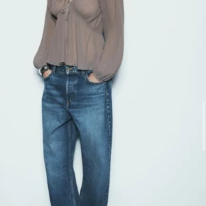 Zara blus - Säljer denna populära blusen från zara. Helt oanvänd. 