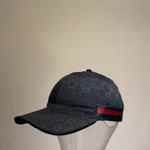 Gucci keps svart - Dags att sälja min Gucci keps svart köpa för 2000kr Säljs nu för 1200kr 