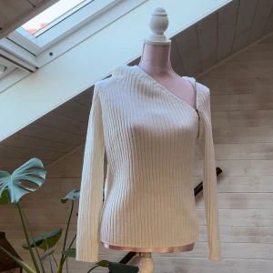 Stickad tröja - Stickad tröja med dragkedja som detalj🤍