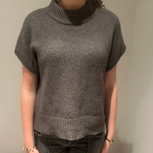 Soft goat tröja - Säljer min näst intill oanvända kortärmade softgoattröja i färgen Wood som inte längre finns i sortementet! Men modellen är mkt poppis och finns på softgoats hemsida! Nypris 3200!