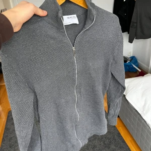 Selected Homme Zip Tröja! - En Grå, Grisch och lätt att styla zip tröja ifrån selected Homme! Säljer för jag har växt ur den.